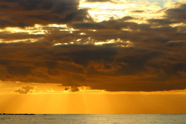 Kuzey Srail Akdeniz Ufukta Güneş Batıyor Gündüz Bitiyor Gece Çöküyor — Stok fotoğraf