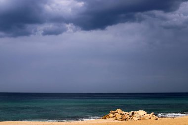 İsrail devletinin kuzeyindeki Akdeniz üzerinde gökyüzünde süzülen yağmur bulutları 