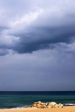 İsrail devletinin kuzeyindeki Akdeniz üzerinde gökyüzünde süzülen yağmur bulutları 