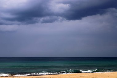 İsrail devletinin kuzeyindeki Akdeniz üzerinde gökyüzünde süzülen yağmur bulutları 