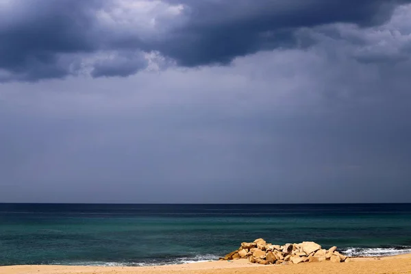 Σύννεφα Βροχής Που Αιωρούνται Στον Ουρανό Πάνω Από Μεσόγειο Θάλασσα — Φωτογραφία Αρχείου