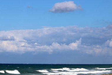 İsrail devletinin kuzeyindeki Akdeniz üzerinde gökyüzünde süzülen yağmur bulutları 