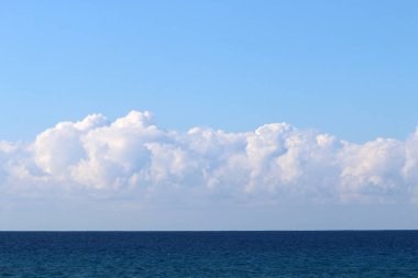 İsrail devletinin kuzeyindeki Akdeniz üzerinde gökyüzünde süzülen yağmur bulutları 