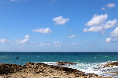 İsrail devletinin kuzeyindeki Akdeniz üzerinde gökyüzünde süzülen yağmur bulutları 