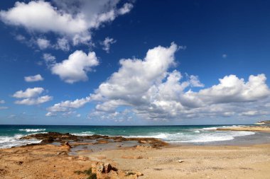 İsrail devletinin kuzeyindeki Akdeniz üzerinde gökyüzünde süzülen yağmur bulutları 
