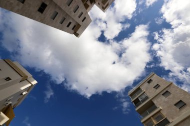İsrail devletinin kuzeyindeki Akdeniz üzerinde gökyüzünde süzülen yağmur bulutları 