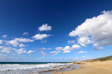 İsrail devletinin kuzeyindeki Akdeniz üzerinde gökyüzünde süzülen yağmur bulutları 