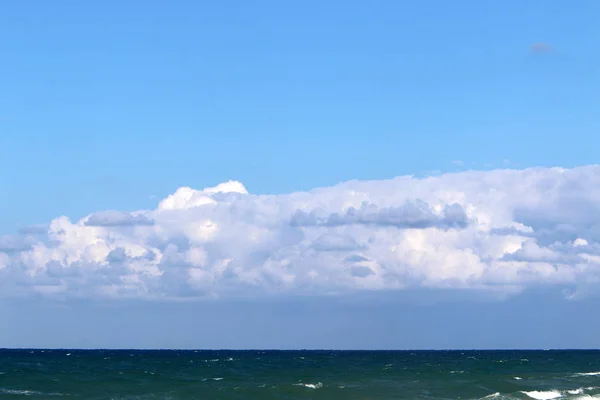 Nubes Lluvia Flotando Cielo Sobre Mar Mediterráneo Norte Del Estado — Foto de Stock