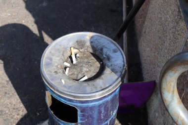 Küller ve sigara izmaritleri kirli bir kül tablasında, sigarayı bırakmak daha iyi. 