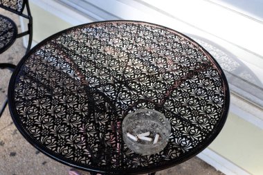 Küller ve sigara izmaritleri kirli bir kül tablasında, sigarayı bırakmak daha iyi. 