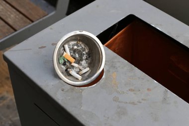 Küller ve sigara izmaritleri kirli bir kül tablasında, sigarayı bırakmak daha iyi. 