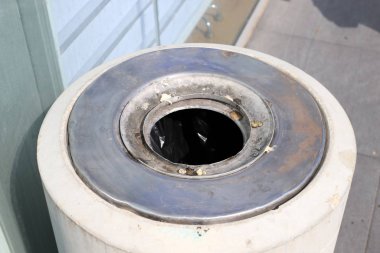 Küller ve sigara izmaritleri kirli bir kül tablasında, sigarayı bırakmak daha iyi. 