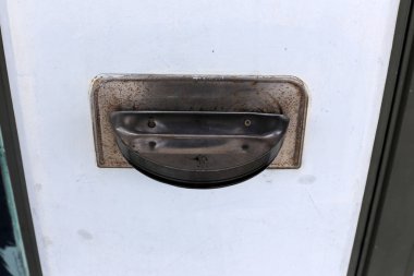 Küller ve sigara izmaritleri kirli bir kül tablasında, sigarayı bırakmak daha iyi. 