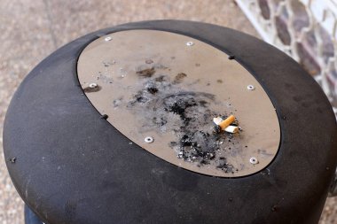 Küller ve sigara izmaritleri kirli bir kül tablasında, sigarayı bırakmak daha iyi. 