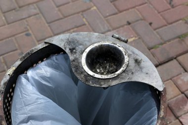 Küller ve sigara izmaritleri kirli bir kül tablasında, sigarayı bırakmak daha iyi. 