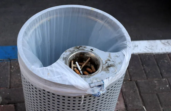 Hamu Cigarettacsikk Egy Koszos Hamutartóban Jobb Leszokni Dohányzásról — Stock Fotó