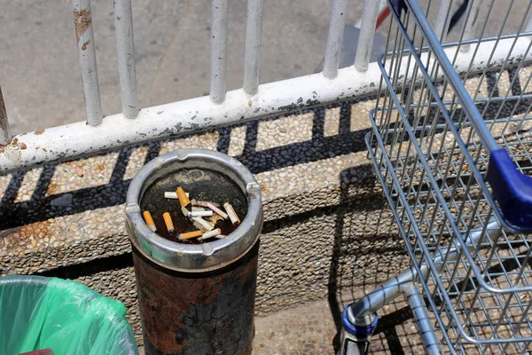 Sigarettenpeuken Liggen Een Vuile Asbak Het Beter Stoppen Met Roken — Stockfoto