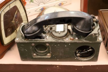 İsrail 'deki bit pazarında eski tarım makineleri ve antika mekanizmaları ve eşyalar 