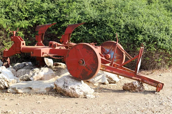 以色列跳蚤市场的旧农业机械和古董机械及固定装置 — 图库照片