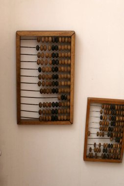 İsrail 'deki bit pazarında eski tarım makineleri ve antika mekanizmaları ve eşyalar 