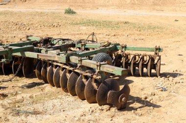 İsrail 'deki bit pazarında eski tarım makineleri ve antika mekanizmaları ve eşyalar 