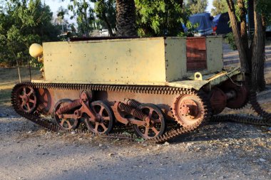 İsrail 'deki bit pazarında eski tarım makineleri ve antika mekanizmaları ve eşyalar 