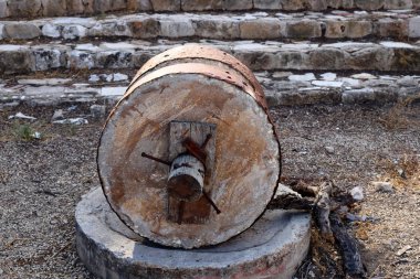İsrail 'deki bit pazarında eski tarım makineleri ve antika mekanizmaları ve eşyalar 