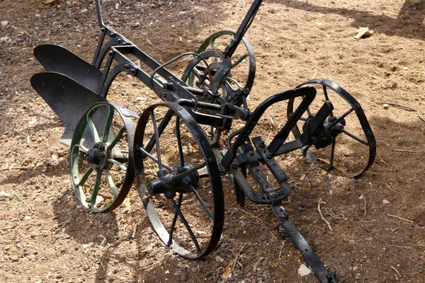 イスラエルの自由市場における古い農業機械やアンティークのメカニズムや備品 — ストック写真