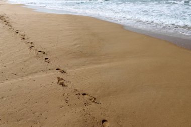 İsrail'in kuzeyinde Akdeniz kıyılarında kum ayak izleri 