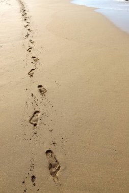 İsrail'in kuzeyinde Akdeniz kıyılarında kum ayak izleri 