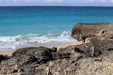 İsrail 'in kuzeyindeki Akdeniz kıyısında vahşi bir sahil. 
