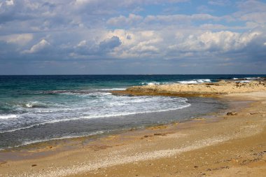 İsrail 'in kuzeyindeki Akdeniz kıyısında vahşi bir sahil. 