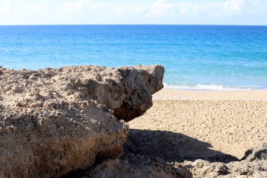 İsrail 'in kuzeyindeki Akdeniz kıyısında vahşi bir sahil. 
