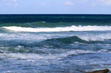İsrail 'in kuzeyindeki Akdeniz kıyısında vahşi bir sahil. 