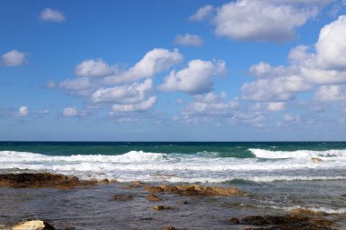 İsrail 'in kuzeyindeki Akdeniz kıyısında vahşi bir sahil. 