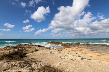 İsrail 'in kuzeyindeki Akdeniz kıyısında vahşi bir sahil. 