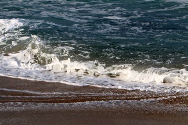 İsrail 'in kuzeyindeki Akdeniz kıyısında vahşi bir sahil. 