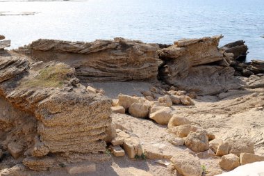 İsrail 'in kuzeyindeki Akdeniz kıyısında vahşi bir sahil. 