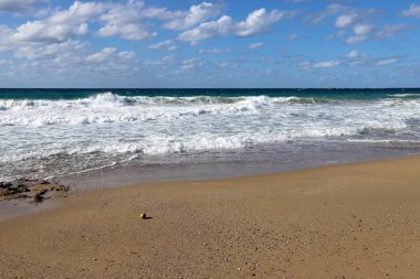 İsrail 'in kuzeyindeki Akdeniz kıyısında vahşi bir sahil. 