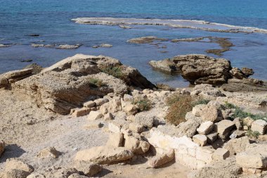 İsrail 'in kuzeyindeki Akdeniz kıyısında vahşi bir sahil. 