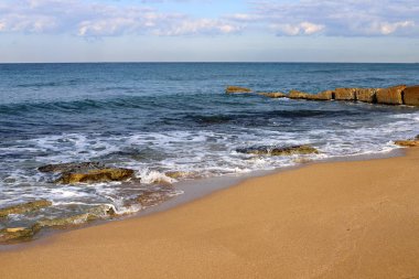 İsrail 'in kuzeyindeki Akdeniz kıyısında vahşi bir sahil. 