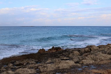 İsrail 'in kuzeyindeki Akdeniz kıyısında vahşi bir sahil. 