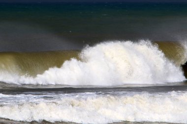 İsrail Devleti 'nin kuzey kıyısındaki Akdeniz' de güçlü rüzgar ve yüksek dalgalar 
