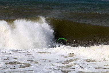 İsrail Devleti 'nin kuzey kıyısındaki Akdeniz' de güçlü rüzgar ve yüksek dalgalar 