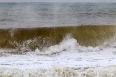 İsrail Devleti 'nin kuzey kıyısındaki Akdeniz' de güçlü rüzgar ve yüksek dalgalar 