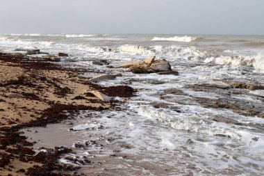 İsrail Devleti 'nin kuzey kıyısındaki Akdeniz' de güçlü rüzgar ve yüksek dalgalar 