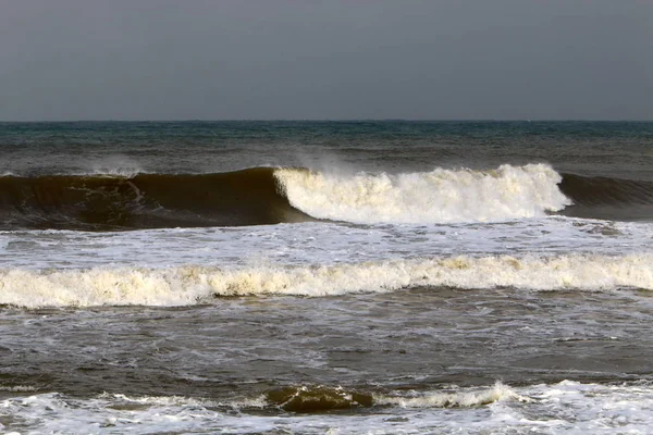 イスラエルの北海岸の地中海の強い風と高い波 — ストック写真