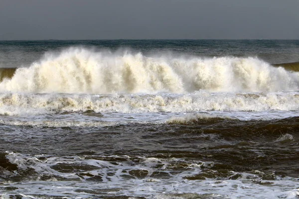 Forte Vento Onde Alte Nel Mar Mediterraneo Sulla Costa Settentrionale — Foto Stock