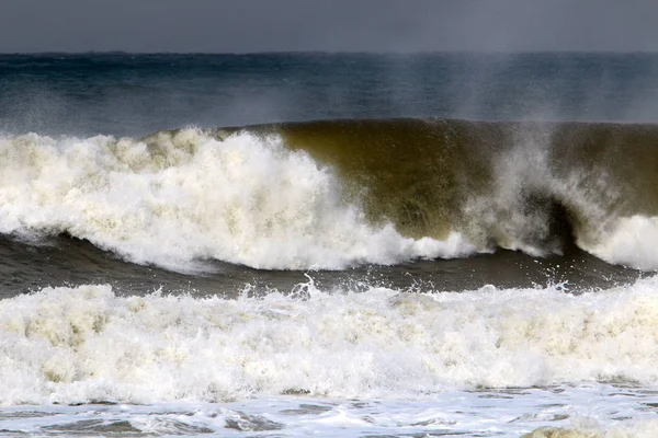 Forte Vento Onde Alte Nel Mar Mediterraneo Sulla Costa Settentrionale — Foto Stock