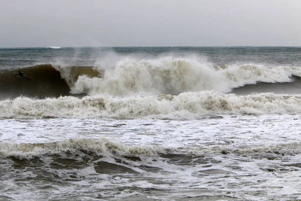以色列国北岸地中海的强风和巨浪 — 图库照片
